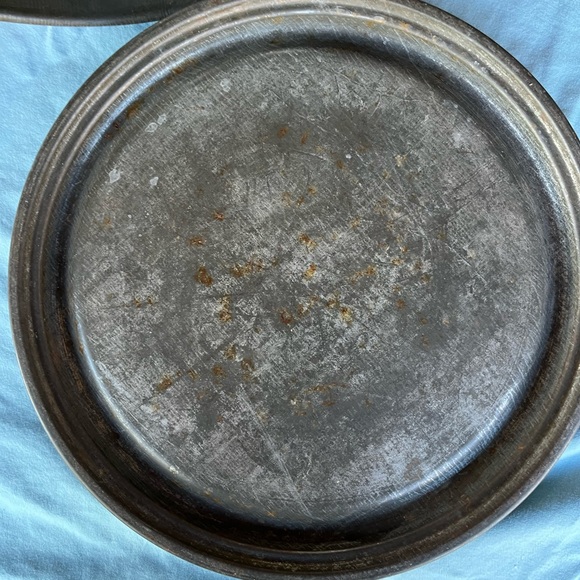 Vintage metal cake cover with plate - Picture 2 of 7